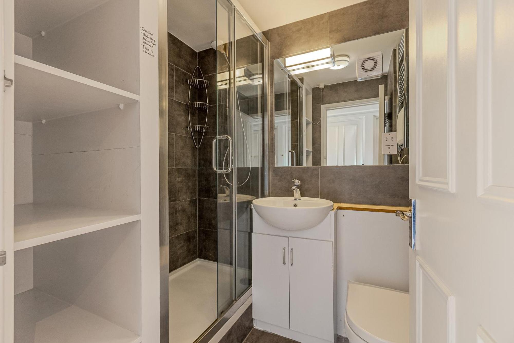 Covent Garden 1br Flat With Balcony * Londra