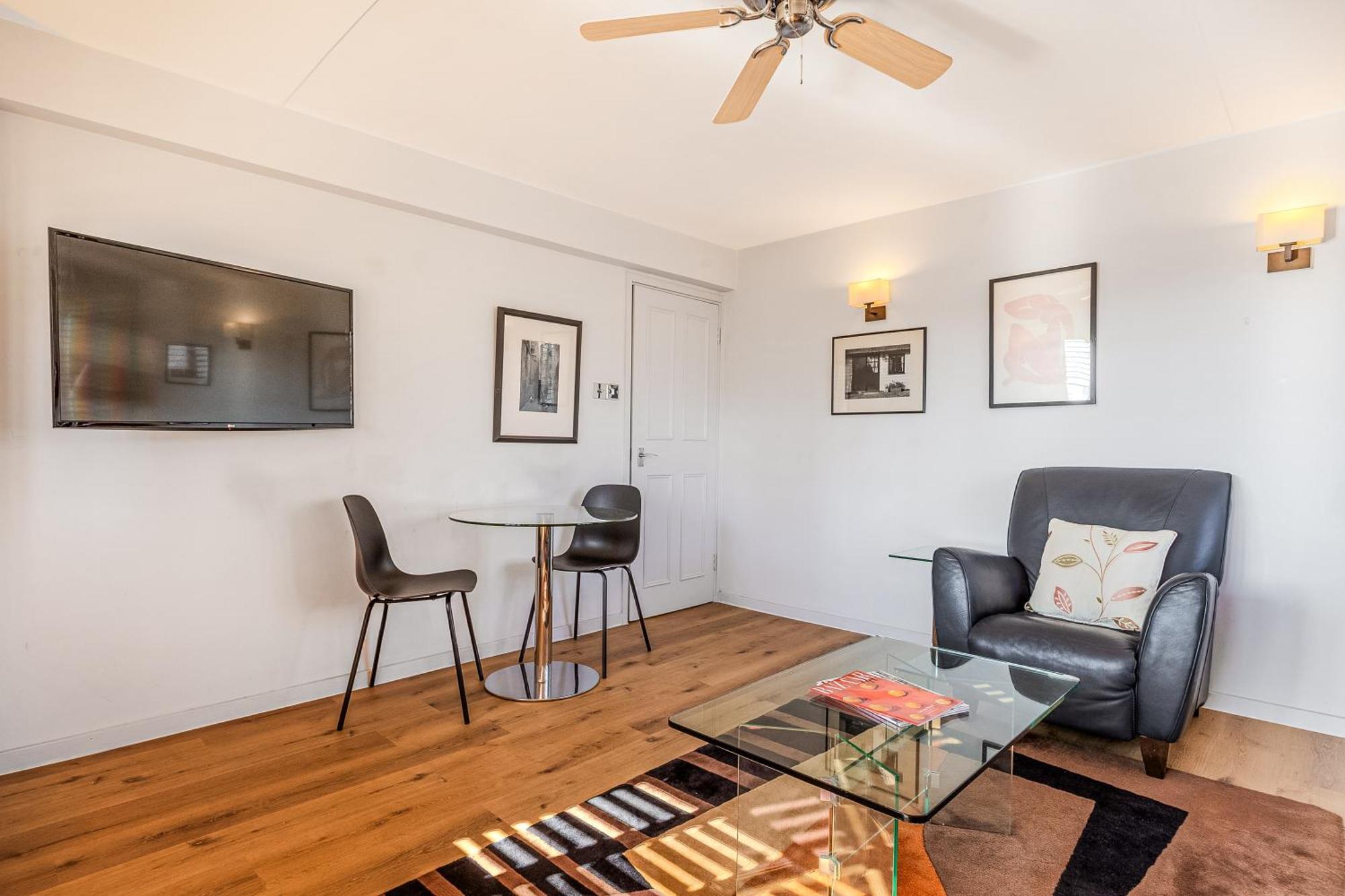 Covent Garden 1br Flat With Balcony * Londra